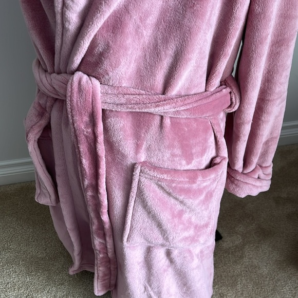 Pink fuzzy robe size medium - Picture 3 of 7